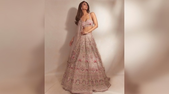 Vaani Kapoor accessorised her look with minimal jewellery by Curio Cottage.(Instagram/@_vaanikapoor_)
