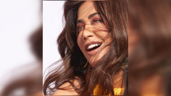 Chitrangda Singh's makeup included a pop of subtle pink hue in her eyelids with fresh blushed cheeks and neutral lips.(Instagram/@chitrangda)