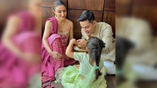 Soha Ali Khan celebrated Eid with her husband Kunal Kemmu and daughterInaaya Naumi Kemmu. Sharing an adorable family portrait of the trio dressed in traditional attire on her Instagram handle, Soha wrote, "Wishing you and your families peace and prosperity and a very joyous Eid al-Fitr #eidmubarak."(Instagram/@sakpataudi)