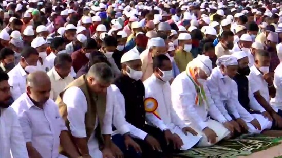 Il governatore del Kerala Arif Muhammad Khan esegue il namaz al Chandrasekharan Nair Stadium di Thiruvananthapuram in occasione dell'Eid.  (ANI)