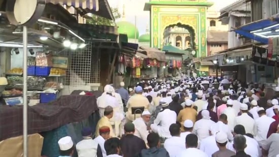 I devoti offrono namaz al Mahim Dargah di Mumbai in occasione dell'Eid al-Fitr.  (ANI)