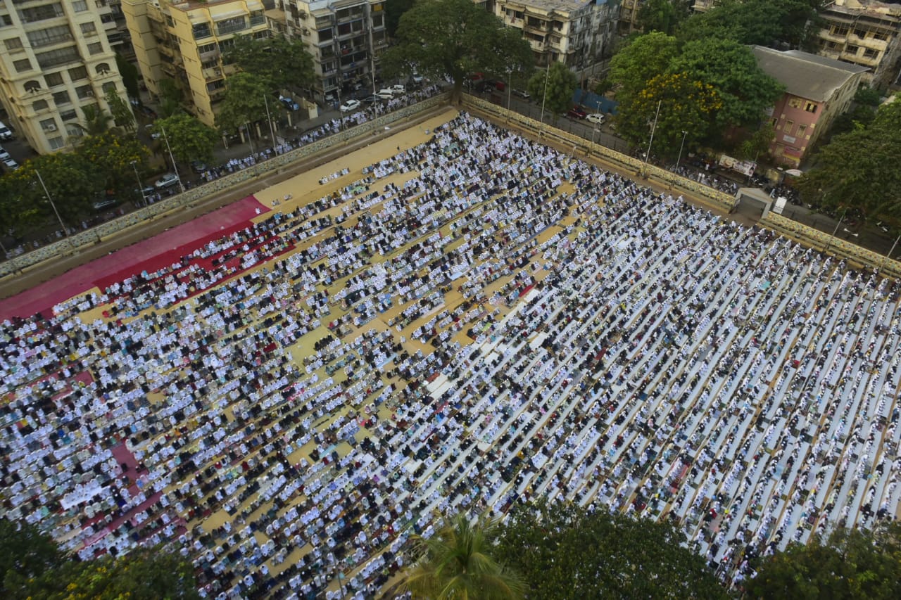 Muslims offer their Namaaz on occasion of Ramadan Eid at YMCA ground in Mumbai. (Ht photo by Anshuman Poyrekar) Muslims offer their Namaaz on occasion of Ramadan Eid at YMCA ground in Mumbai. (Ht photo by Anshuman Poyrekar)