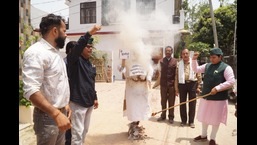 Activists of Bharatiya Awam Party on Wednesday burning the effigy of illegal Bangladeshi and Rohingya migrants in Lamahi village of Varanasi. (HT photo)