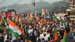 Congress’ newly appointed HP campaign panel head Sukhwinder Singh Sukhu being welcomed in Shimla on Wednesday. (Deepak Sansta/HT)