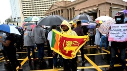 Um manifestante segura a bandeira nacional do Sri Lanka enquanto participa de um protesto contra a crise econômica em Colombo. 
