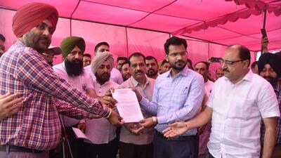 Members of Punjab Colonisers and Property Dealers Association submitting memorandum at sub- registrar’s office in Ludhiana. (HT PHOTO) Members of Punjab Colonisers and Property Dealers Association submitting memorandum at sub- registrar’s office in Ludhiana. (HT PHOTO)