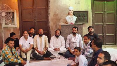 Shaheed Sukhdev Thapar Memorial Trust members sitting on chain hunger strike in Ludhiana on May 04, 2022. (Gurpreet Singh/HT)