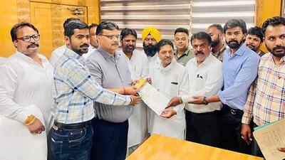 MC employees’ union to submitting memorandum with MC commissioner Pardeep Sabharwal regarding their pending demands including regularization of contractual employees at Zone A in Ludhiana on May 04, 2022. (HT PHOTO)