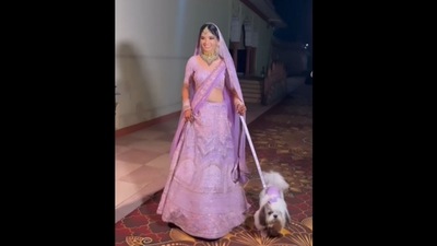 The bride and her dog wore matching colours as they made an entry on her wedding. (makeupbypoojaofficial/Instagram) The bride and her dog wore matching colours as they made an entry on her wedding. (makeupbypoojaofficial/Instagram)