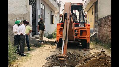 \MC team snapping illegal sewer connections of colonies falling under Zone D and B areas of MC in Ludhiana. (HT PHOTO) \MC team snapping illegal sewer connections of colonies falling under Zone D and B areas of MC in Ludhiana. (HT PHOTO)