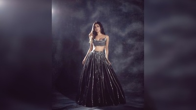 Mouni Roy's luscious locks were curled towards the ends and left open. (Instagram/@imouniroy) Mouni Roy's luscious locks were curled towards the ends and left open. (Instagram/@imouniroy)