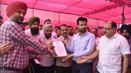 Members of Punjab Colonisers and Property Dealers Association submitting memorandum at sub- registrar’s office in Ludhiana. (HT PHOTO)