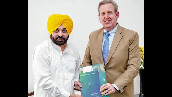 Punjab chief minister Bhagwant Mann with Australia's High Commissioner to India, Barry O'Farrell during a discussion on various issues of Punjab, especially in the field of agriculture, on Wednesday. (ANI Photo/ Bhagwant Mann Twitter)