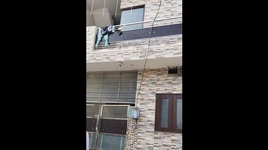 A total of five enforcement squads of PSPCL raided the residential areas — Sarita Vihar, Aashiana Colony, Smart City, Krishna Enclave and Jassian Road — under Agar Nagar division in Ludhiana. “Since the power crisis is deepening, we are going to expedite our raids and book violators for power theft,” an officer said. (HT PHOTO)