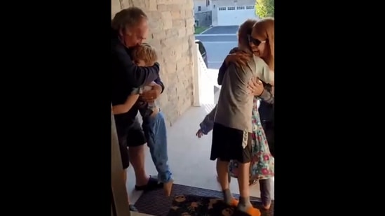 The image taken from the Instagram video shows the grandkids hugging their grandparents.(Instagram/@goodnewscorrespondent)