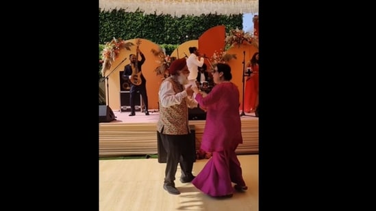 The elderly Sikh couple that is really famous for their dance moves is back again.&nbsp;(baraatiinc/Instagram )