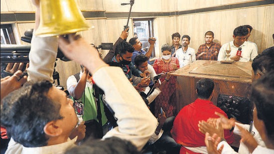 MNS state secretary Ajay Shinde performed the Maha Aarti at Khalkar chowk Maruti temple on Wednesday. (Rahul Raut/HT Photo)