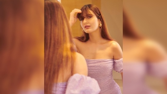 Fatima Sana Shaikh looks in the mirror and fixes her fringes while locking her eyes to the lens.(Instagram/@fatimasanashaikh)