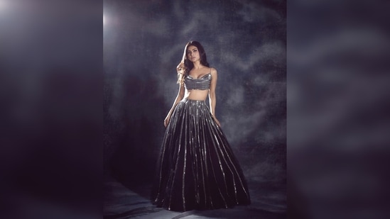 Mouni Roy paired her look with mesmerising jewellery by A.S Motiwala Fine Jewellery collection.(Instagram/@imouniroy)