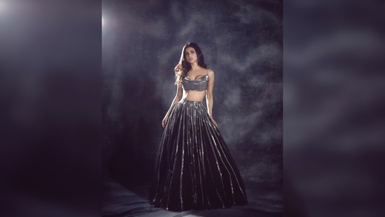 Mouni Roy's luscious locks were curled towards the ends and left open.(Instagram/@imouniroy)