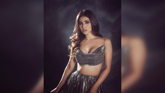 Mouni Roy's makeup artist Mukesh Patil gave the actor dramatic eyes with smokey touch and well-defined eyebrows and to complement her loud eyes, her lips were kept neutral.(Instagram/@imouniroy)