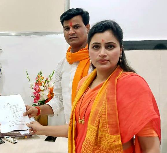 File photo of lawmaker couple Navneet and Ravi Rana. (ANI) File photo of lawmaker couple Navneet and Ravi Rana. (ANI)