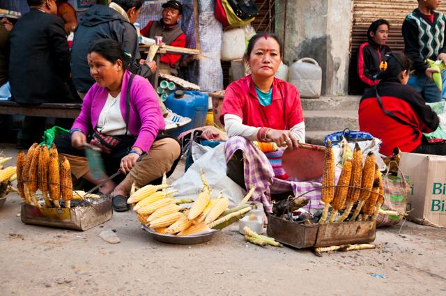 Women in the bazaar in Darjeeling (Shutterstock)