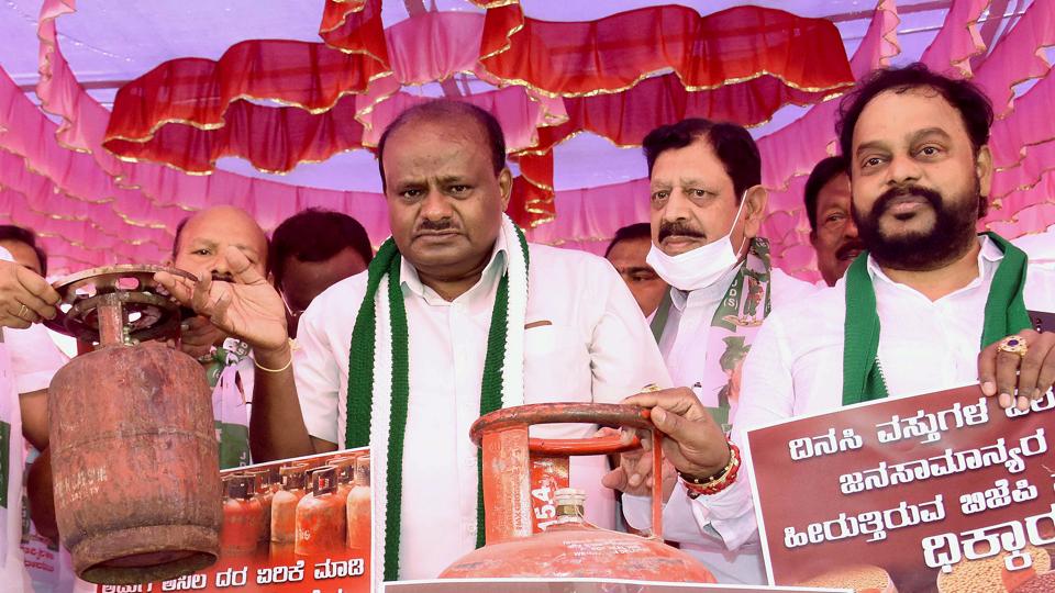 Former chief minister of Karnataka HD Kumaraswamy kicked off the JDS poll campaign saying ‘I will rise like the phoenix’. (ANI)