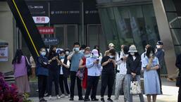 Pessoas usando máscaras fazem fila para testes de Covid-19 no terceiro dia consecutivo de testes em massa em Pequim, na quinta-feira.  (AP)