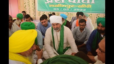 BKU (Tikait) spokesperson Rakesh Tikait talking to other farmer leaders in Lakhimpur Kheri on Thursday. (HT Photo)