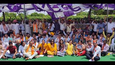 BJP leaders and workers protesting outside the district administrative complex in Sector 76, Mohali, on Thursday. (HT Photo)