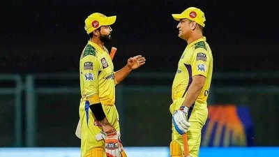 Ravindra Jadeja and MS Dhoni in discussion. (Twitter) Ravindra Jadeja and MS Dhoni in discussion. (Twitter)