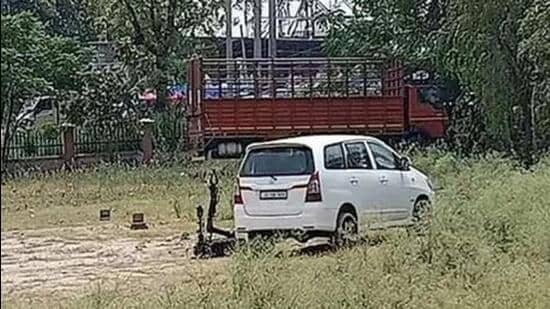 The Toyota Innova was taken to the Madhuban police station in Karnal district, where it was inspected with the help of a robot. The police recovered a pistol, 30 cartridges and three containers of explosives weighing 2.5 kg each and <span class='webrupee'>₹</span>1.3 lakh from the SUV. (ANI Photo)