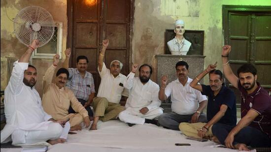 Shaheed Sukhdev Thapar Memorial Trust president Ashok Thapar said they have been seeking establishment of the direct approach road to the revolutionary leader’s ancestral house in Naughara mohalla, Ludhiana, from Chaura Bazar, but to no avail. (Harvinder Singh/HT)
