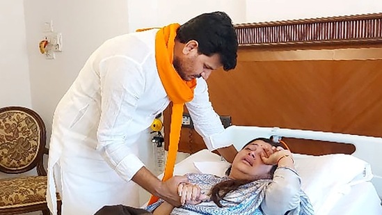 Independent MP Navneet Rana being greeted by her husband and MLA Ravi Rana at Lilavati Hospital, after they were released from prison, in Mumbai, on May 5, 2022.(PTI) Independent MP Navneet Rana being greeted by her husband and MLA Ravi Rana at Lilavati Hospital, after they were released from prison, in Mumbai, on May 5, 2022.(PTI)