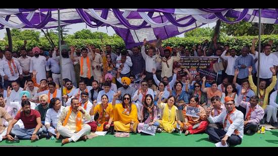 BJP leaders and workers protesting outside the district administrative complex in Sector 76, Mohali, on Thursday. (HT Photo)