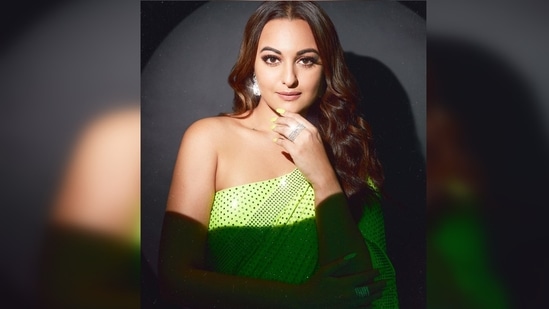 Sonakshi Sinha elevated her look by teaming her saree with dazzling diamond rings and earrings.(Instagram/@aslisona)