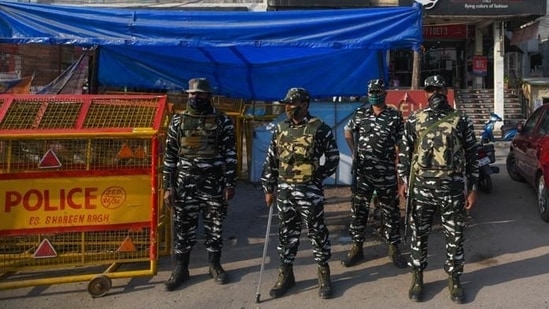 Security personnel at Shaheen Bagh. (Amal KS/HT Archives) Security personnel at Shaheen Bagh. (Amal KS/HT Archives)