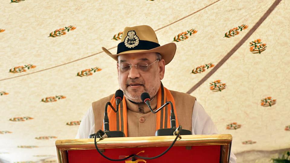 Union home minister Amit Shah addresses the Seema Prahari Sammelan at Haridaspur Border Out Post (BOP) on Thursday. (ANI) Union home minister Amit Shah addresses the Seema Prahari Sammelan at Haridaspur Border Out Post (BOP) on Thursday. (ANI)