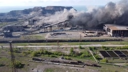 Uma vista aérea mostra a fumaça subindo durante o bombardeio no complexo da siderúrgica Azovstal, em meio à invasão da Ucrânia pela Rússia, em Mariupol.