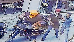 The accused fled after the woman’s brother came to the centre. “My brother, Deepak Kumar, tried to catch the robbers, but they managed to escape on their motorcycles,”she said. (HT Photo)