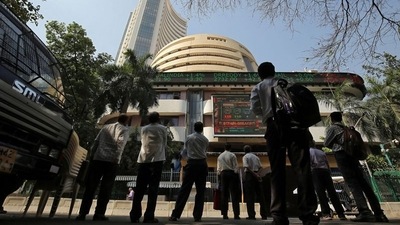 BMarket closing bell: Sensex plunges over 800 points; Nifty down at 16,411 (REUTERS)