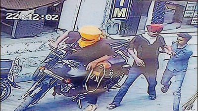 The accused fled after the woman’s brother came to the centre. “My brother, Deepak Kumar, tried to catch the robbers, but they managed to escape on their motorcycles,”she said. (HT Photo)