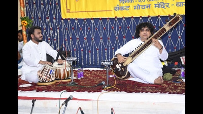 Niladri Kumar (R) with Yashwant Vaishnav. (Courtesy Manjari Sinha)