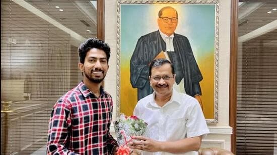 Comedian Shyam Rangeela with Aam Aadmi Party national convener and Delhi chief minister Arvind Kejriwal. (TWITTER PHOTO)