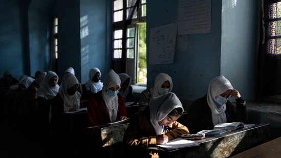 O Ministério da Educação do Taleban garantiu que as escolas para meninas do 7º ao 12º ano serão reabertas em um futuro próximo. (AP)