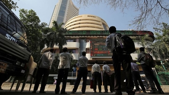 Markets Crash Amid Global Rout Sensex Dives 867 Points Hindustan Times 