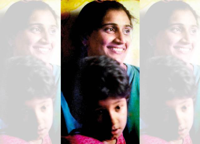 With her daughter Manukriti Pahwa in 1997 With her daughter Manukriti Pahwa in 1997