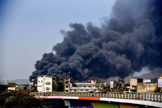 Navi Mumbai: Smoke billows from a fire in a chemical factory in Navi Mumbai on Friday, (PTI) Navi Mumbai: Smoke billows from a fire in a chemical factory in Navi Mumbai on Friday, (PTI)