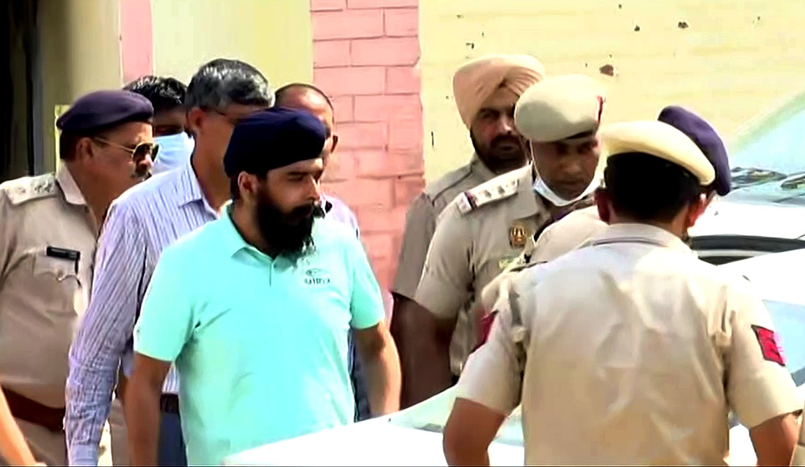 Team of Delhi Police leaves with BJP leader Tajinder Pal Singh Bagga from Thanesar Sadar Police station in Kurukshetra on Friday. (ANI) Team of Delhi Police leaves with BJP leader Tajinder Pal Singh Bagga from Thanesar Sadar Police station in Kurukshetra on Friday. (ANI)
